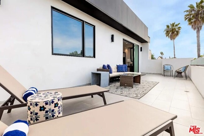 Building Photo - 6201 Lindenhurst Ave