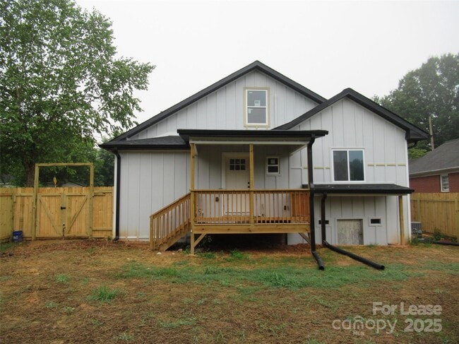 Building Photo - 723 S Cedar St