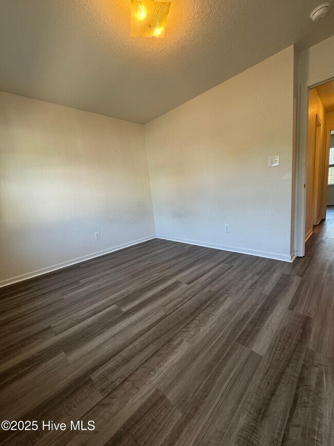 Building Photo - 60 Rainbow Dr