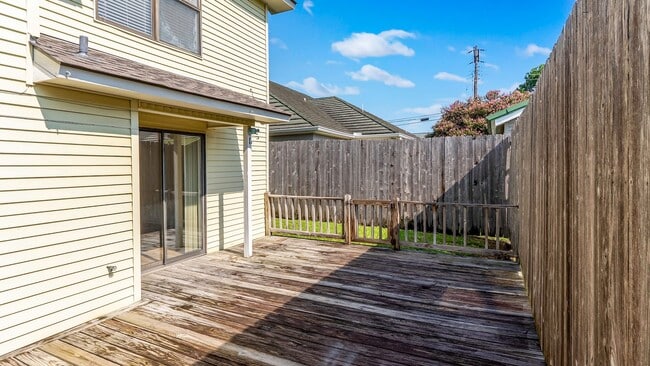 Building Photo - Charming 2-Bedroom Townhome in Desirable P...