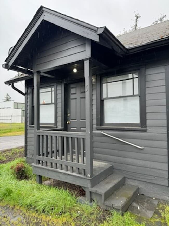 Building Photo - Nice 1 Bedroom, 1 Bath Apartment With Solid Surface Flooring