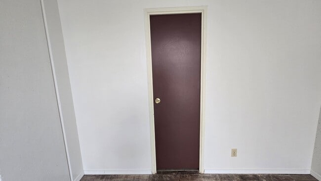 Building Photo - Newly Updated 1 Bedroom 1 Bath Apartment i...