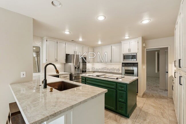 Building Photo - 3342 Cove Cir