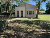 Building Photo - 3 Bed 1 Bath Home With Huge Fenced Yard Pe...