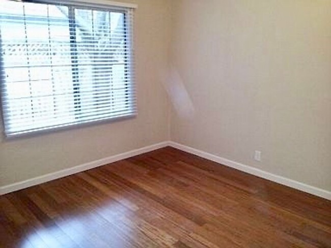 Building Photo - ADORABLE 2/2 (East Sac Location) Duplex!