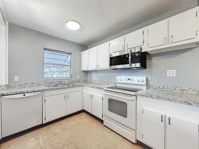 Building Photo - 1706 Cambridge Dr