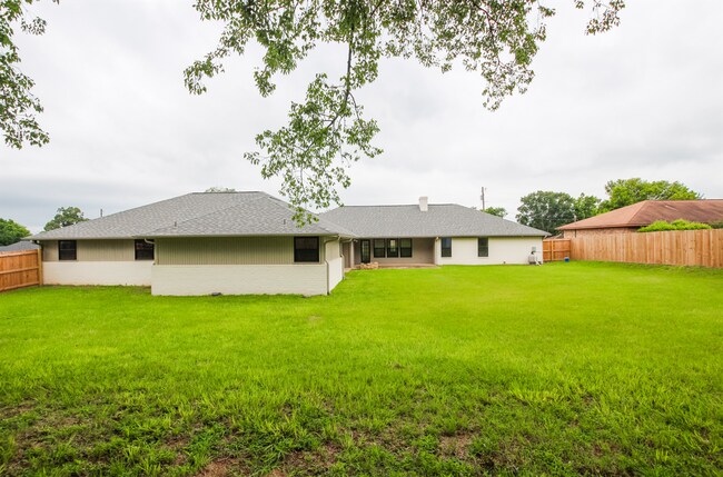 Building Photo - Available Now! Stunning 4 Bedroom 3.5 Bath...