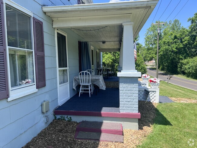 Private ground level entrance - 668 Brooklyn Ave