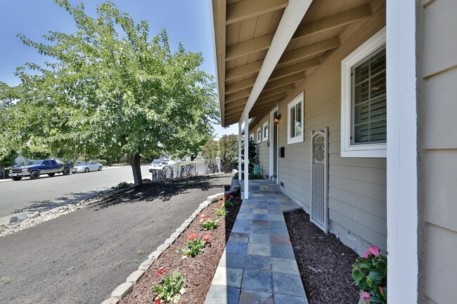 Building Photo - 235 Ginger Dr