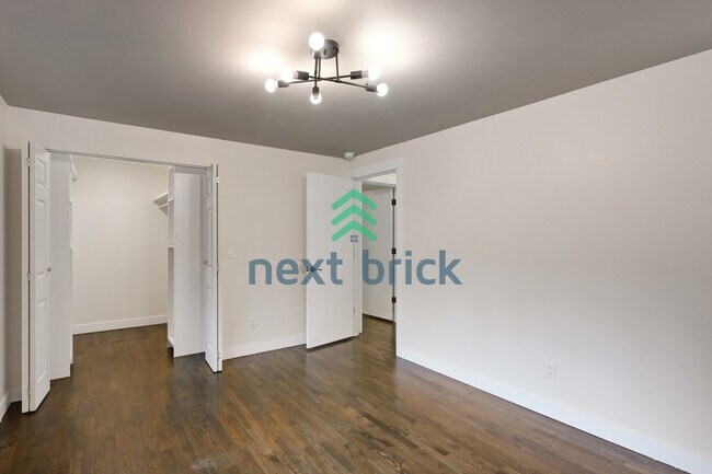Building Photo - "Charming Bellevue 4-Bed Oasis with 2 Baths - Spacious 1560 Sq Ft Retreat!"