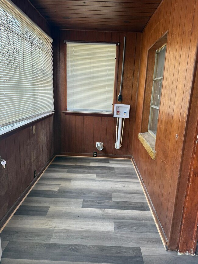 Building Photo - Fully Renovated 3/1 Available for Immediate Rent!