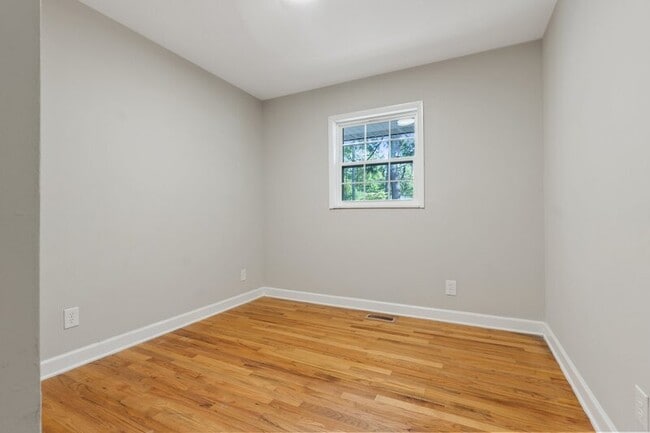 Building Photo - 852 N May St