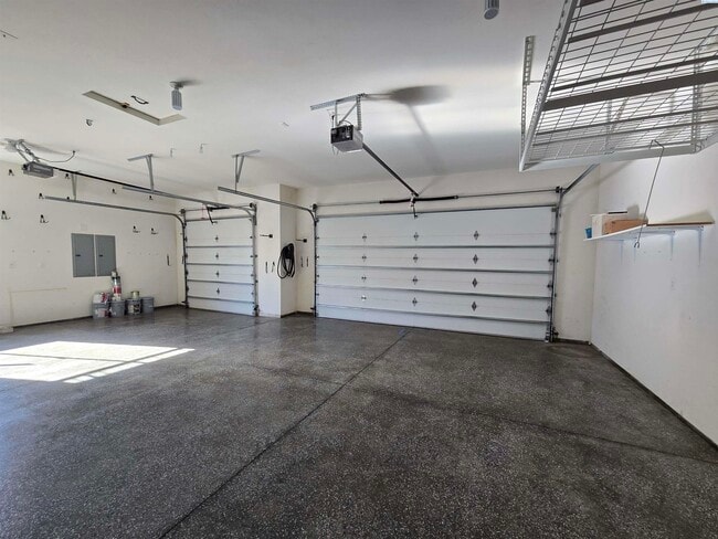 Building Photo - 3/4 Acre lot with Pool/Hot and Lawn Care I...