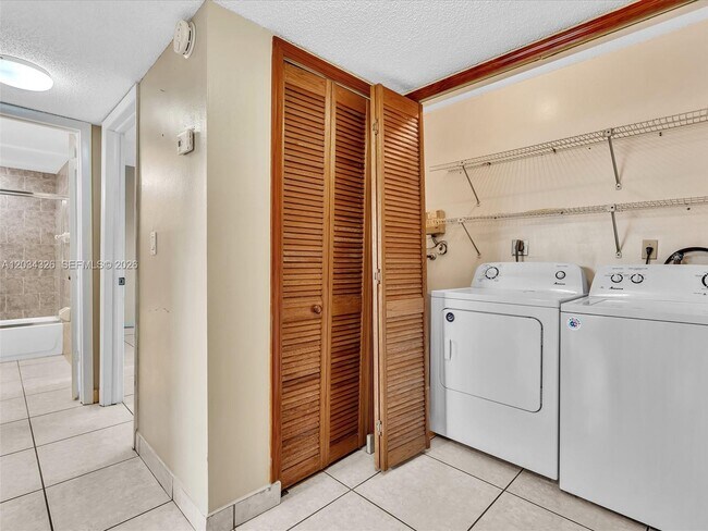 Building Photo - 210 NW 87th Ave