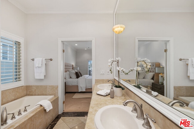 Building Photo - 11840 Dorothy St