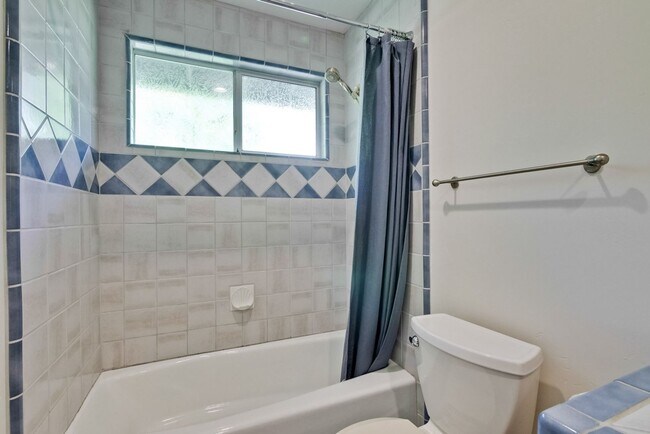 Building Photo - Large single family 4 Bed, 2 1/2 Bath Home...