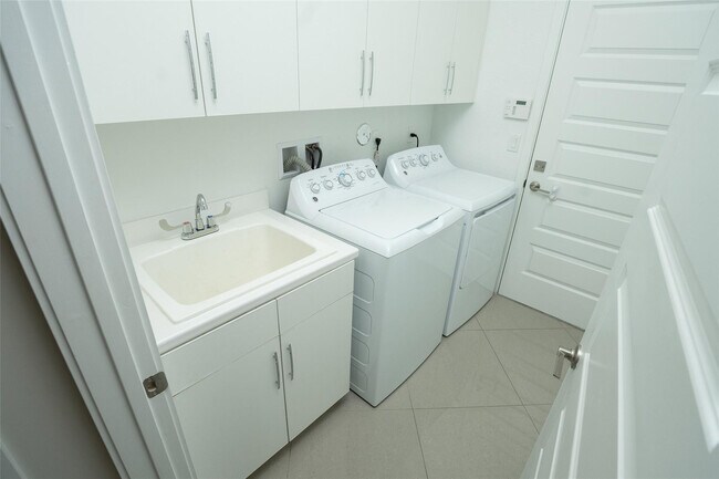 Building Photo - 10660 S Lago Vista Cir