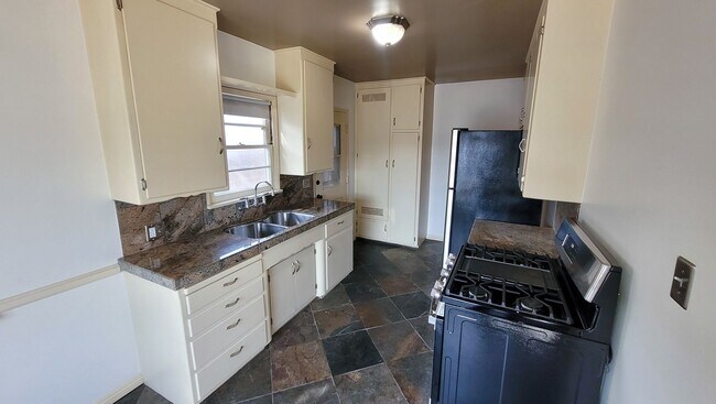 Building Photo - 1 Bed 1 Bath House Available Now!