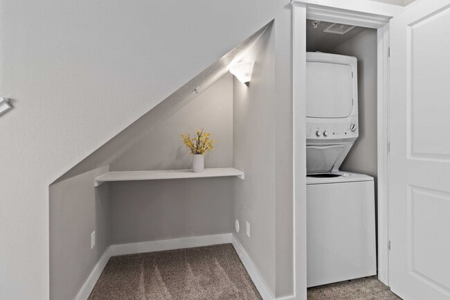 Building Photo - 2 bedroom Townhome