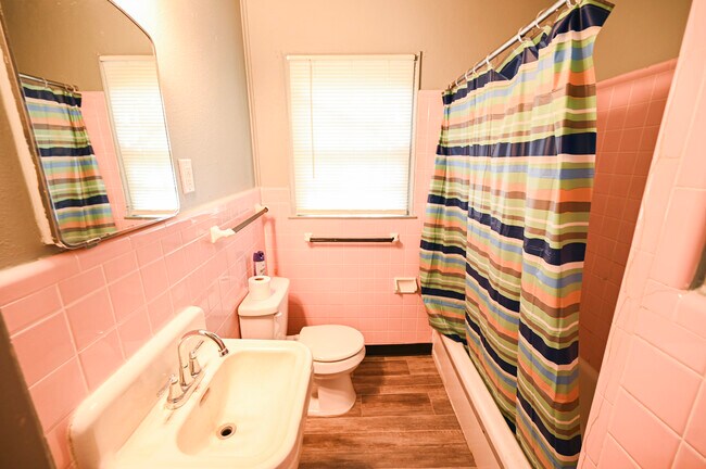 Building Photo - 350 Pineview Dr