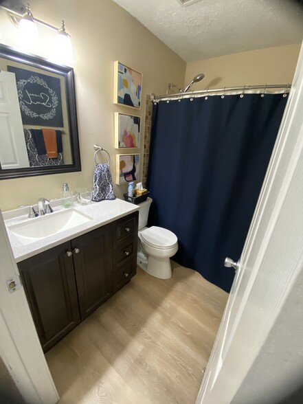 full bath - 602 Woodcrest Blvd