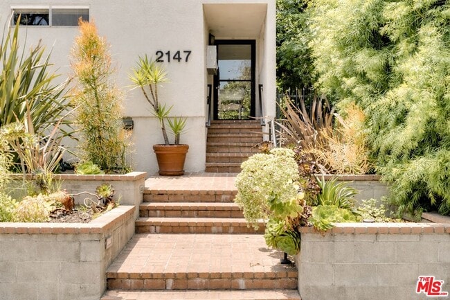 Building Photo - 2147 Beachwood Dr