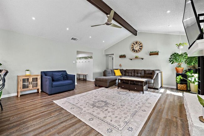 Building Photo - 805 Garden Path Dr