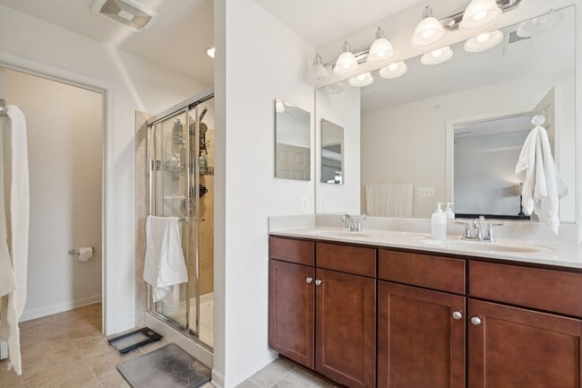 Building Photo - 42227 Canary Grass Sq