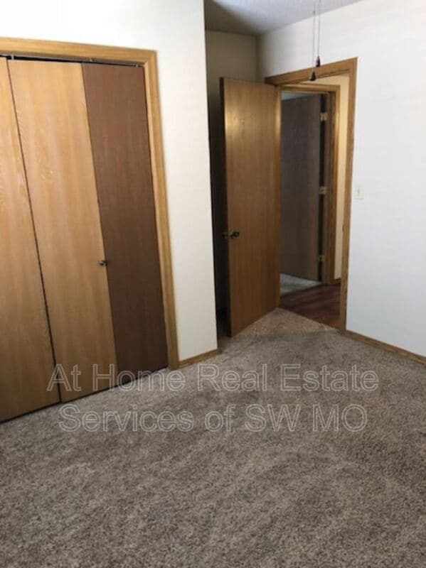 Building Photo - 2856 S Rogers Ave