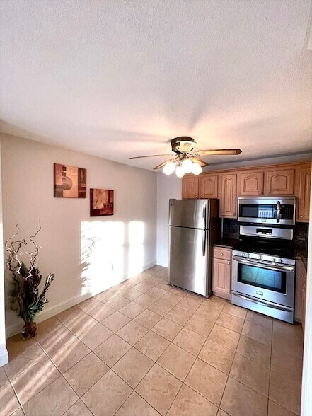 Building Photo - 8 Kenmar Dr
