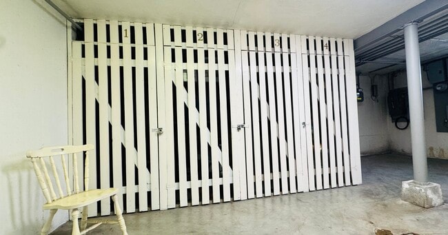 Locker - 6101 Dryden Ave