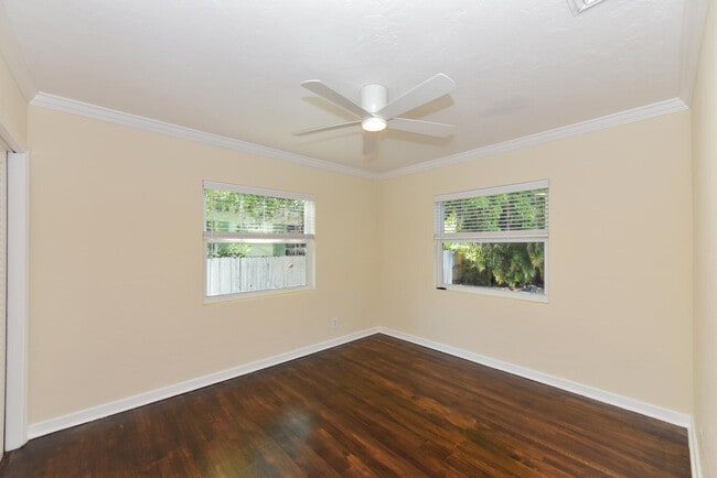 Building Photo - 340 Russlyn Dr