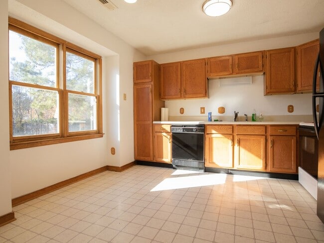 Building Photo - Updated Chesterfield 3BR with Large Yard