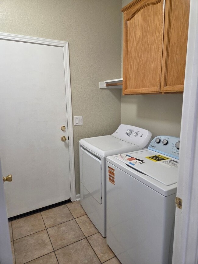 Building Photo - Cobble Hills Community - 3 Bdrm, 2 Bath