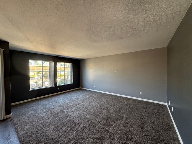 Building Photo - Parkview condo close to shopping & freeway access!