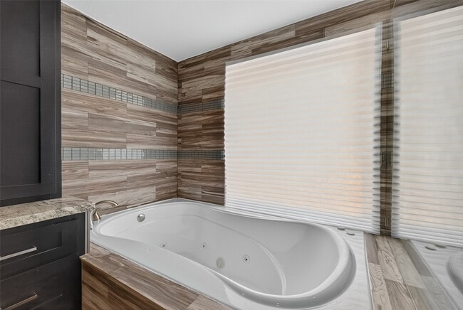 Building Photo - 5310 Holly View Dr