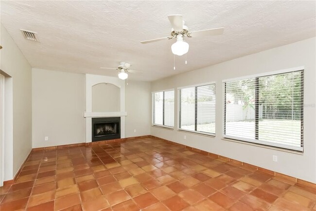 Building Photo - 2035 Goldenrod St