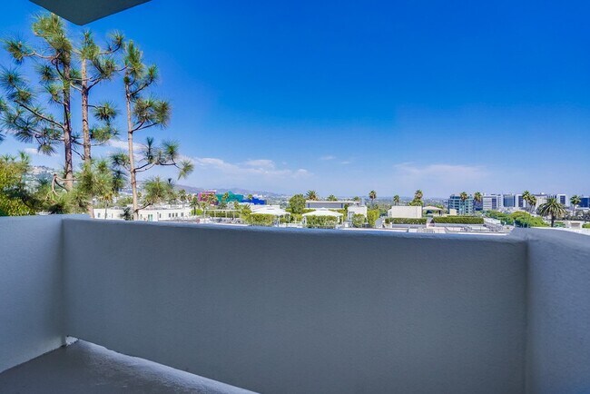 Building Photo - 435 N Oakhurst Dr