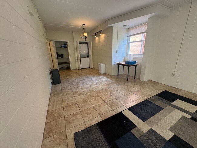 Building Photo - Brightwood - 900-B4
