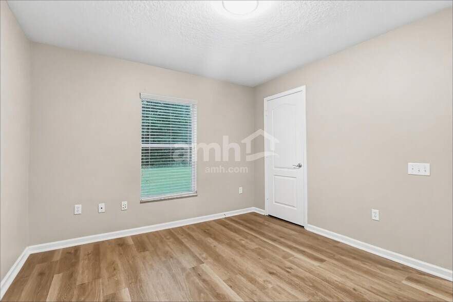 Building Photo - 7330 Crescent Palm Dr