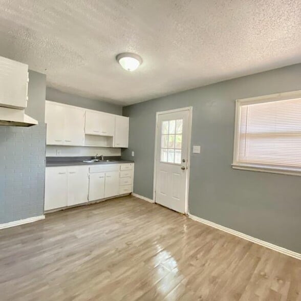 Primary Photo - 2714 E 3rd St