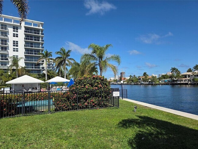 Building Photo - 6391 Bay Club Dr