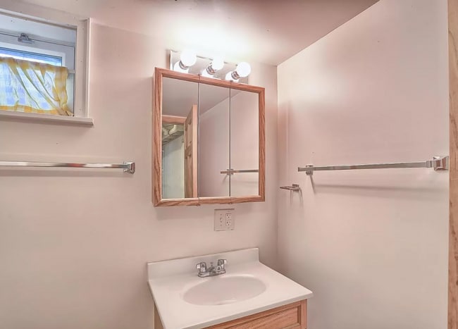 Building Photo - 4-Bed Single Family Home Available Now
