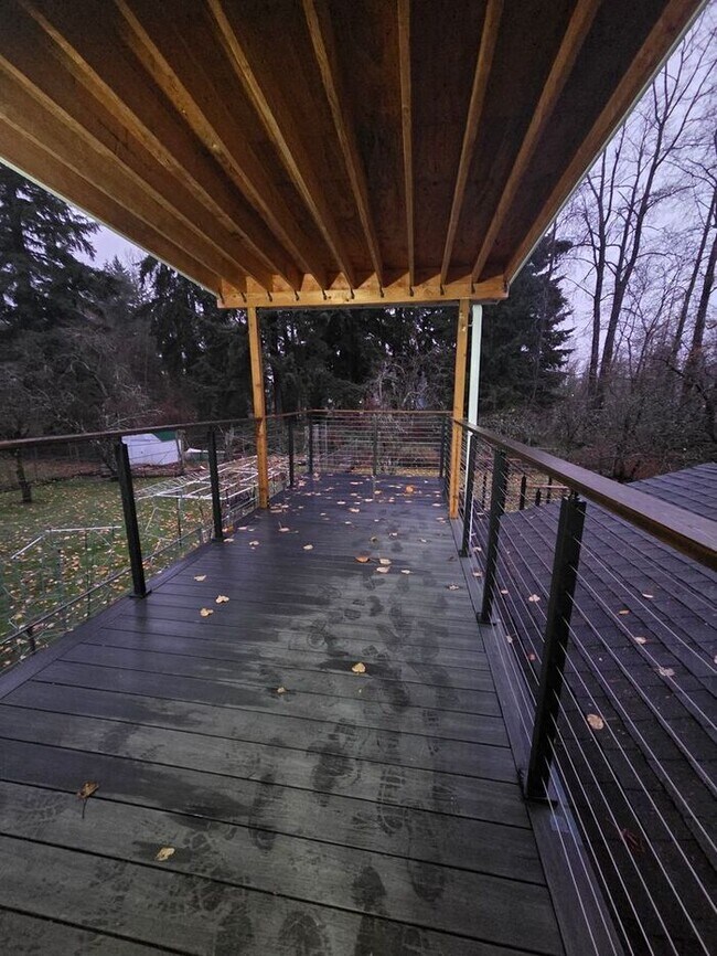 Building Photo - Must see Interior!! Tacoma 5 Bed with Large Fenced Back Yard on Dead End Street!