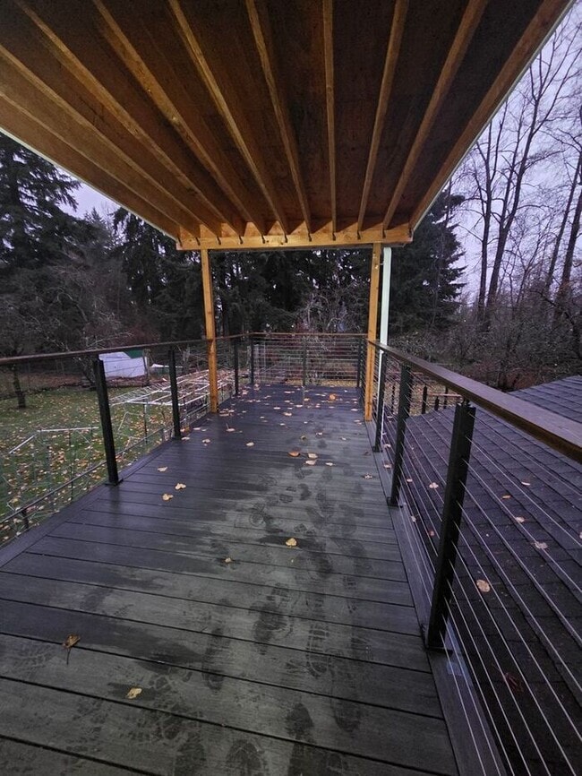 Building Photo - Tacoma 5 Bed, 2 Bath Split Level With Large Fenced Back Yard on Dead End Street!