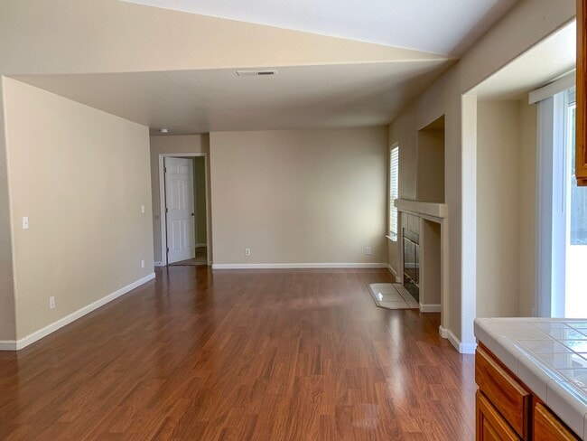 Building Photo - 4 Bedroom Home in Hollister with Huge Backyard!