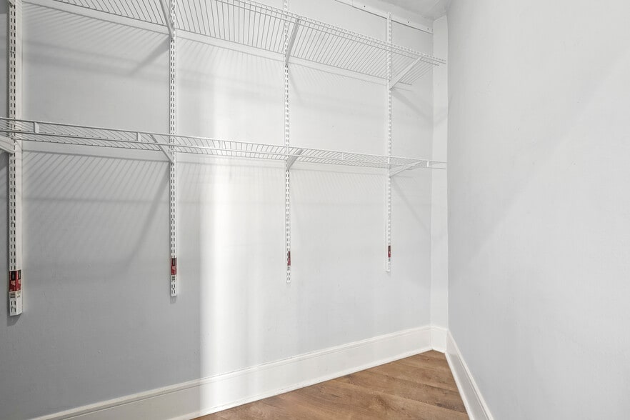 Building Photo - 553 Undercliff Ave