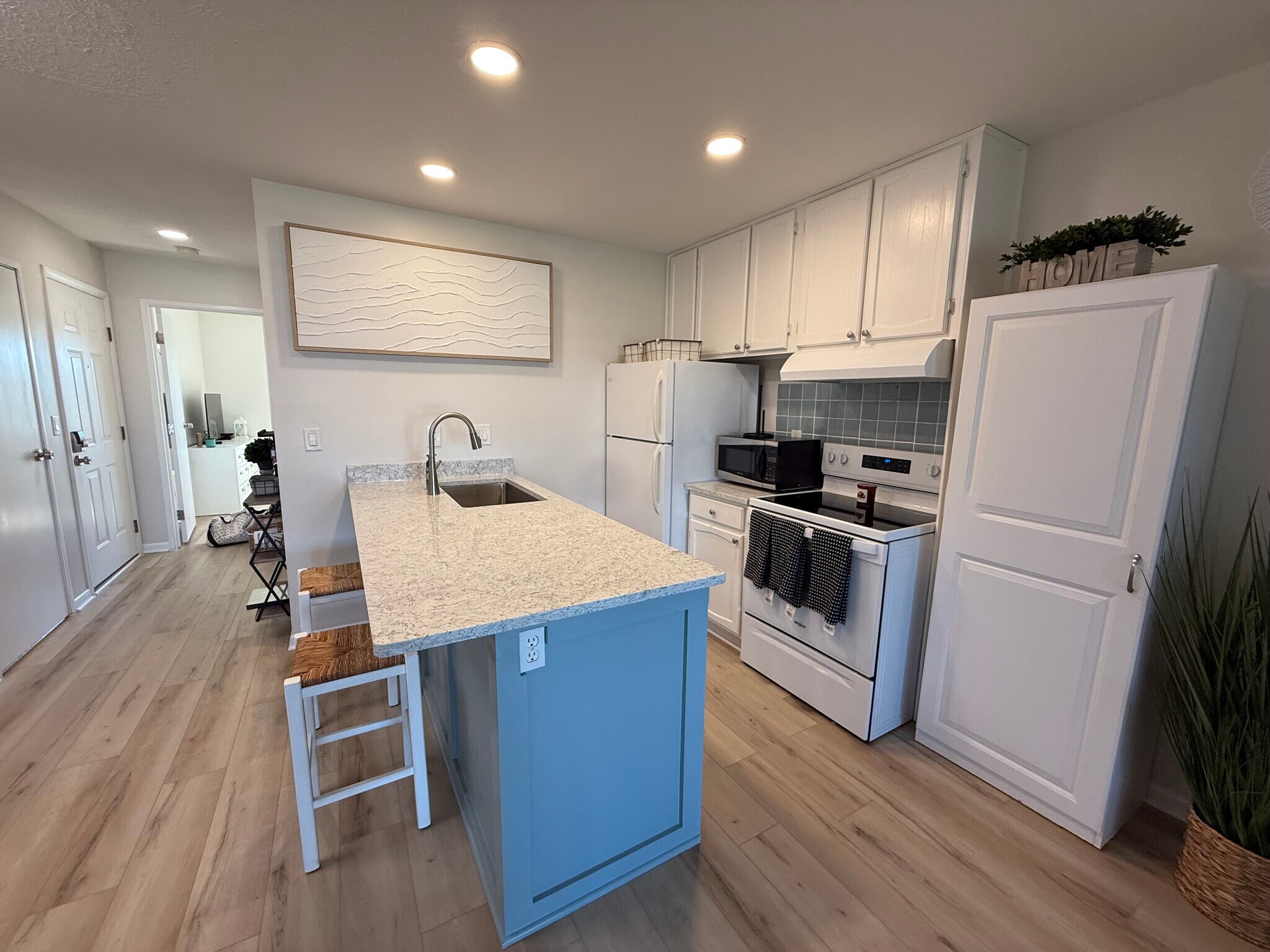 Building Photo - 206 W Lakeshore Dr