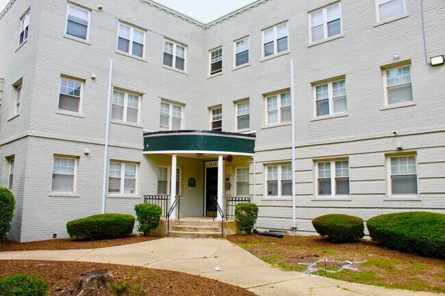 Building Photo - 912 Barnaby St SE