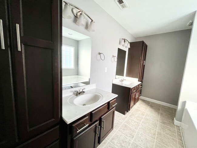 Building Photo - 108 Oakwood Ct